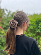 Indlæs billede til gallerivisning Kylie - Hårklemme kakki blomst