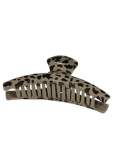 Indlæs billede til gallerivisning Gili - Hårklemme leopard Få på lager