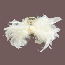 Indlæs billede til gallerivisning Olivia - Hårklemme med hvide fjer