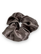 Indlæs billede til gallerivisning Scrunchie - Satin sart violet Få på lager