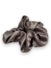 Indlæs billede til gallerivisning Scrunchie - Satin sart violet Få på lager