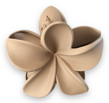 Indlæs billede til gallerivisning Fiona -  Blomster hårklemme Mat style- Lys Få på lager.