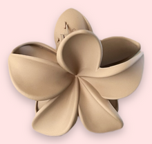 Indlæs billede til gallerivisning Fiona -  Blomster hårklemme Mat style- Lys Få på lager.