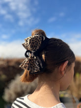 Indlæs billede til gallerivisning Sløjfe hårklemme leopard med sort design