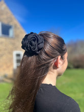Indlæs billede til gallerivisning Kylie - Blomster hårklemme sort