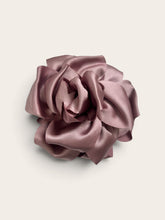 Indlæs billede til gallerivisning Kylie Blomster hårklemme Rosa satin