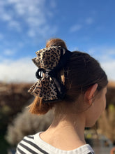 Indlæs billede til gallerivisning Sløjfe hårklemme leopard med sort design