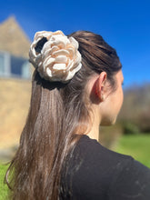 Indlæs billede til gallerivisning Kylie- Blomster hårklemme Cream hvid