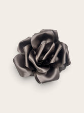 Indlæs billede til gallerivisning Kylie Blomster hårklemme grå satin