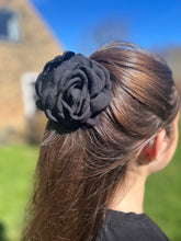 Indlæs billede til gallerivisning Kylie - Blomster hårklemme sort