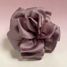 Indlæs billede til gallerivisning Kylie Blomster hårklemme Rosa satin