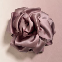 Indlæs billede til gallerivisning Kylie Blomster hårklemme Rosa satin