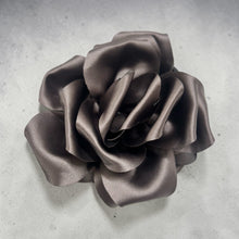 Indlæs billede til gallerivisning Kylie Blomster hårklemme grå satin
