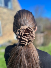 Indlæs billede til gallerivisning Kylie- Blomster hårklemme Brun med prikker