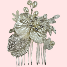 Indlæs billede til gallerivisning Ellen- Lille hårkam Silver med hvid blomst, guld blade med sten og perler