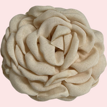 Indlæs billede til gallerivisning Kylie - Blomster hårklemme creme hvid, med creme farvet klemme. Få tilbage på lager
