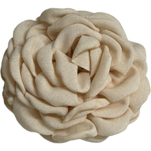 Indlæs billede til gallerivisning Kylie - Blomster hårklemme creme hvid, med creme farvet klemme. Få tilbage på lager