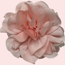 Indlæs billede til gallerivisning Kylie- Lyserød satin blomstrer hårklemme