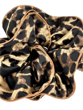 Indlæs billede til gallerivisning Mega Scrunchie - Leopard med brunt kantbånd