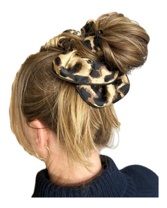 Mega - Scrunchie leopard med sort kant bånd.