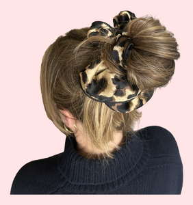 Mega - Scrunchie leopard med sort kant bånd.