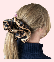 Indlæs billede til gallerivisning Mega Scrunchie - Leopard med brunt kantbånd