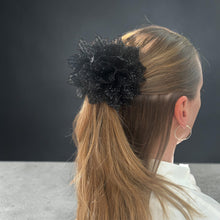 Indlæs billede til gallerivisning Kylie Blomster hårklemme sort med glimmer 11 cm