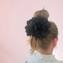 Indlæs billede til gallerivisning Kylie- Blomster hårklemme sort med glimmer stof 13 cm