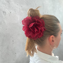 Indlæs billede til gallerivisning Kylie- Blomster hårklemme rød med glimmer 13 cm