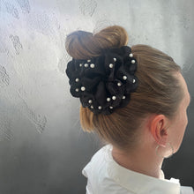 Indlæs billede til gallerivisning Kylie Hårklemme sort med hvide perler