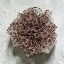 Indlæs billede til gallerivisning Kylie Blomster hårklemme Dusty Rose leopard
