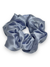 Indlæs billede til gallerivisning Scrunchie - Satin lyseblå