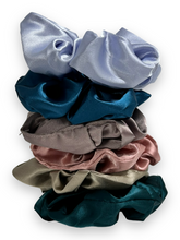 Indlæs billede til gallerivisning Scrunchie - Satin lyseblå