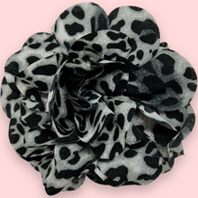 Indlæs billede til gallerivisning Kylie - Hårklemme grå leopard blomst