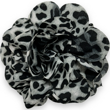 Indlæs billede til gallerivisning Kylie - Hårklemme grå leopard blomst