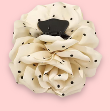 Indlæs billede til gallerivisning Kylie - Blomster hårklemme Hvid med sorte prikker