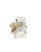 Indlæs billede til gallerivisning Ellen- Lille hårkam Gold med hvid blomst, guld blade med sten og perler